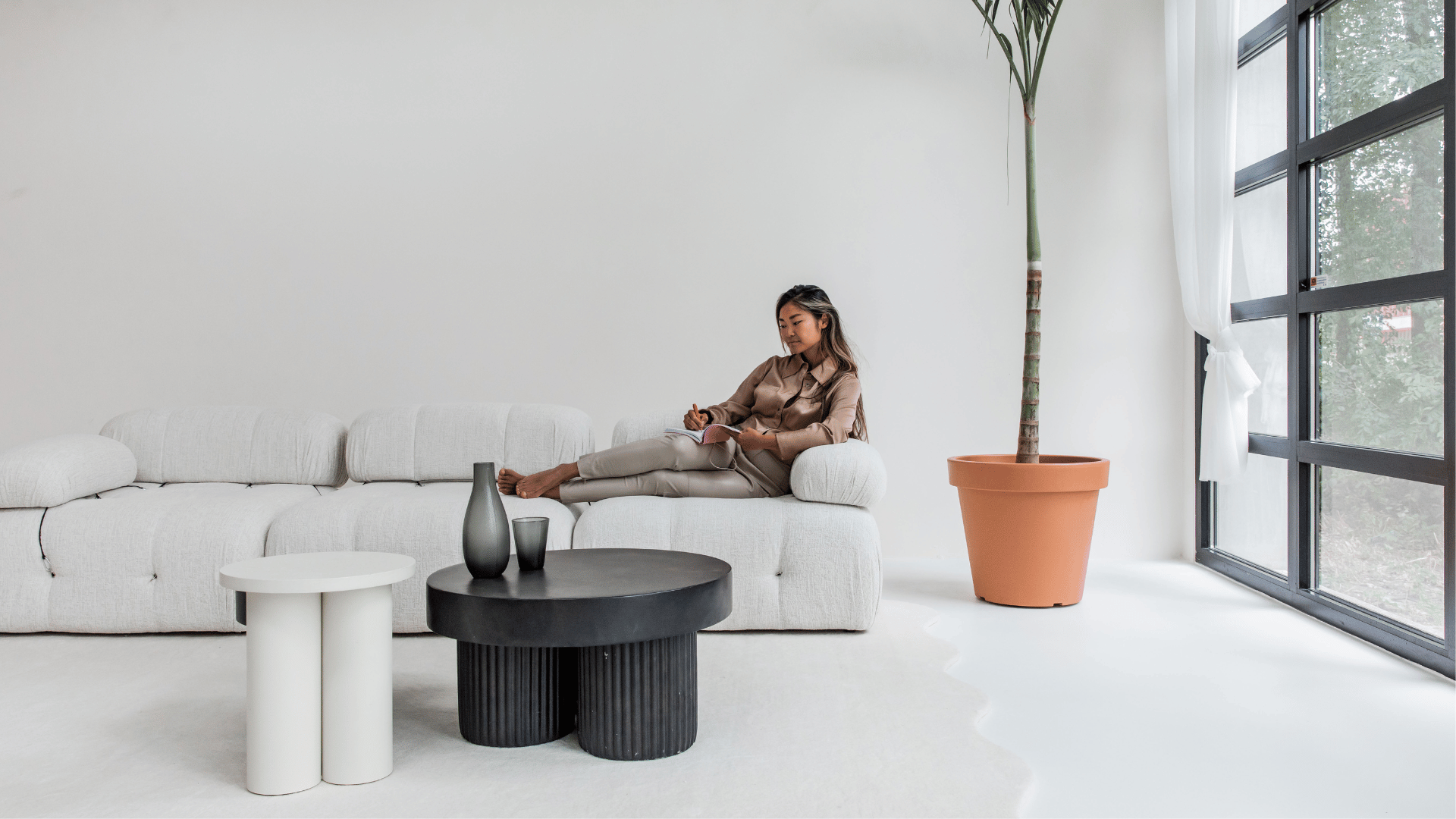 journaling met notitieboek en pen voor meer rust en focus . vrouw schrijft in duurzaam notitieboek voor journaling van The Perfect Desk