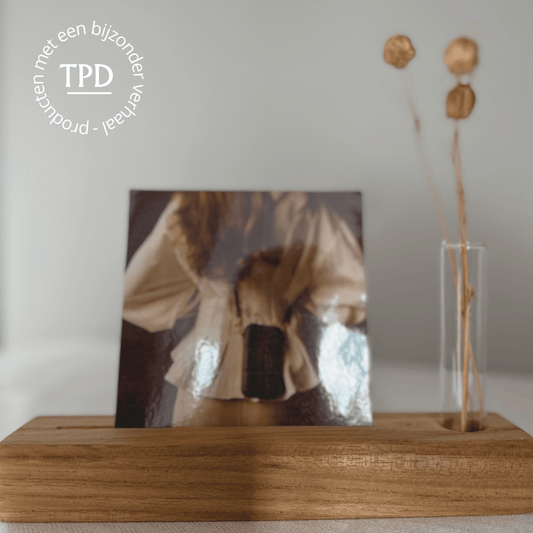 Kaartenhouder van hout met vaasje - De Sleutelbloem - Wandplank - The Perfect Desk