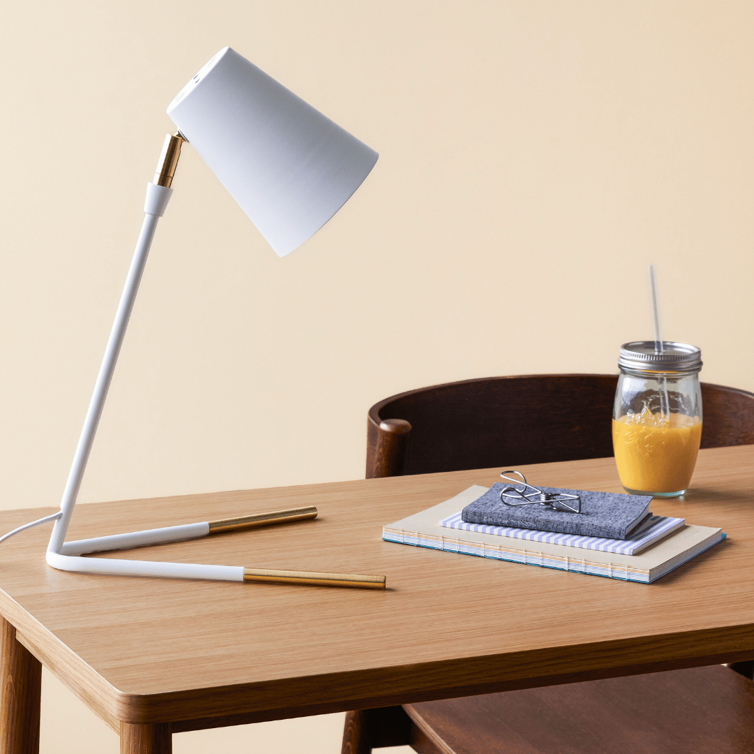 Slant Table Lamp - Wit/Brass - design bureaulamp - Lamper - The Perfect Desk