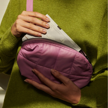 Het perfecte tasje voor in het vliegtuig of tijdens een city trip; onze fanny packs!