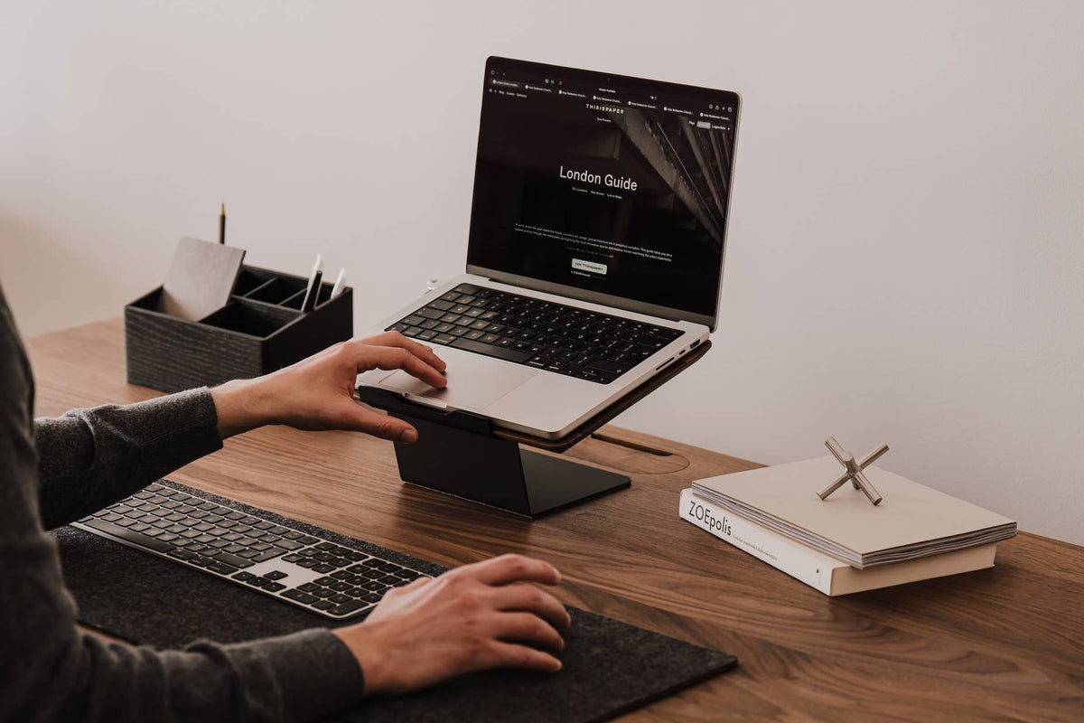 Houten Oakywood laptopverhoger met laptop en bureauaccessoires
