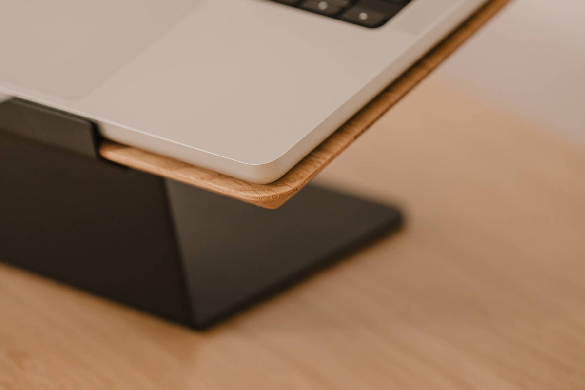 Laptopverhoger van walnoot met ruimte onder de laptop
