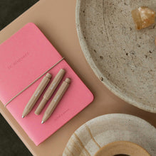 Afbeelding in Gallery-weergave laden, Hervulbaar notitieboek / notebook M - vegan leather - roze
