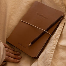 Afbeelding in Gallery-weergave laden, Hervulbaar notitieboek / notebook M - vegan leather - lichtbruin
