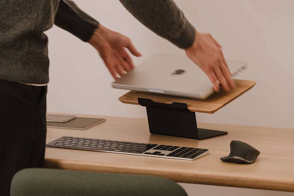 Oakywood laptop standaard met extern toetsenbord op bureau