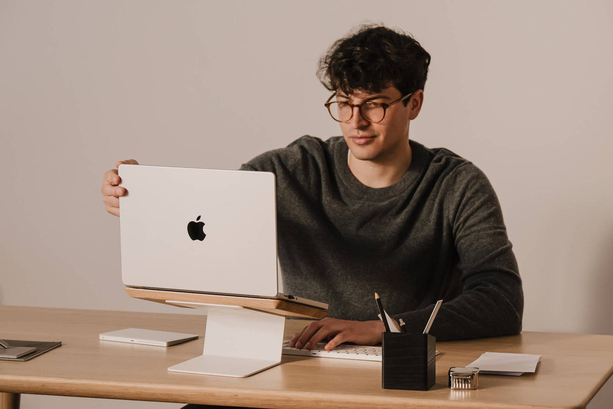 Oakywood laptop standaard met laptop op een rustige werkplek