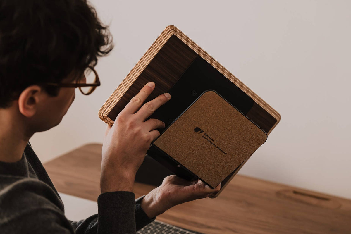 Oakywood laptop standaard van walnoot voor thuiswerkplek