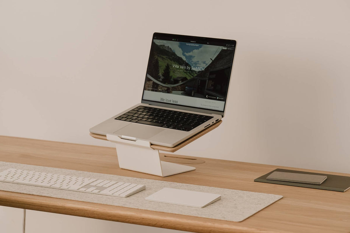 Oakywood laptopstandaard walnoot met witte voet en laptop