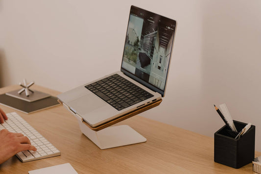 Witte metalen voet van Oakywood laptopverhoger met houten bovenblad