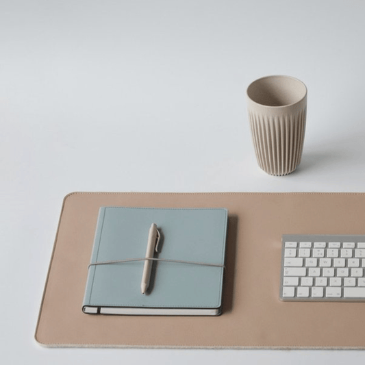 Bureau - onderlegger vegan leer beige - Kantoorartikelen - The Perfect Desk