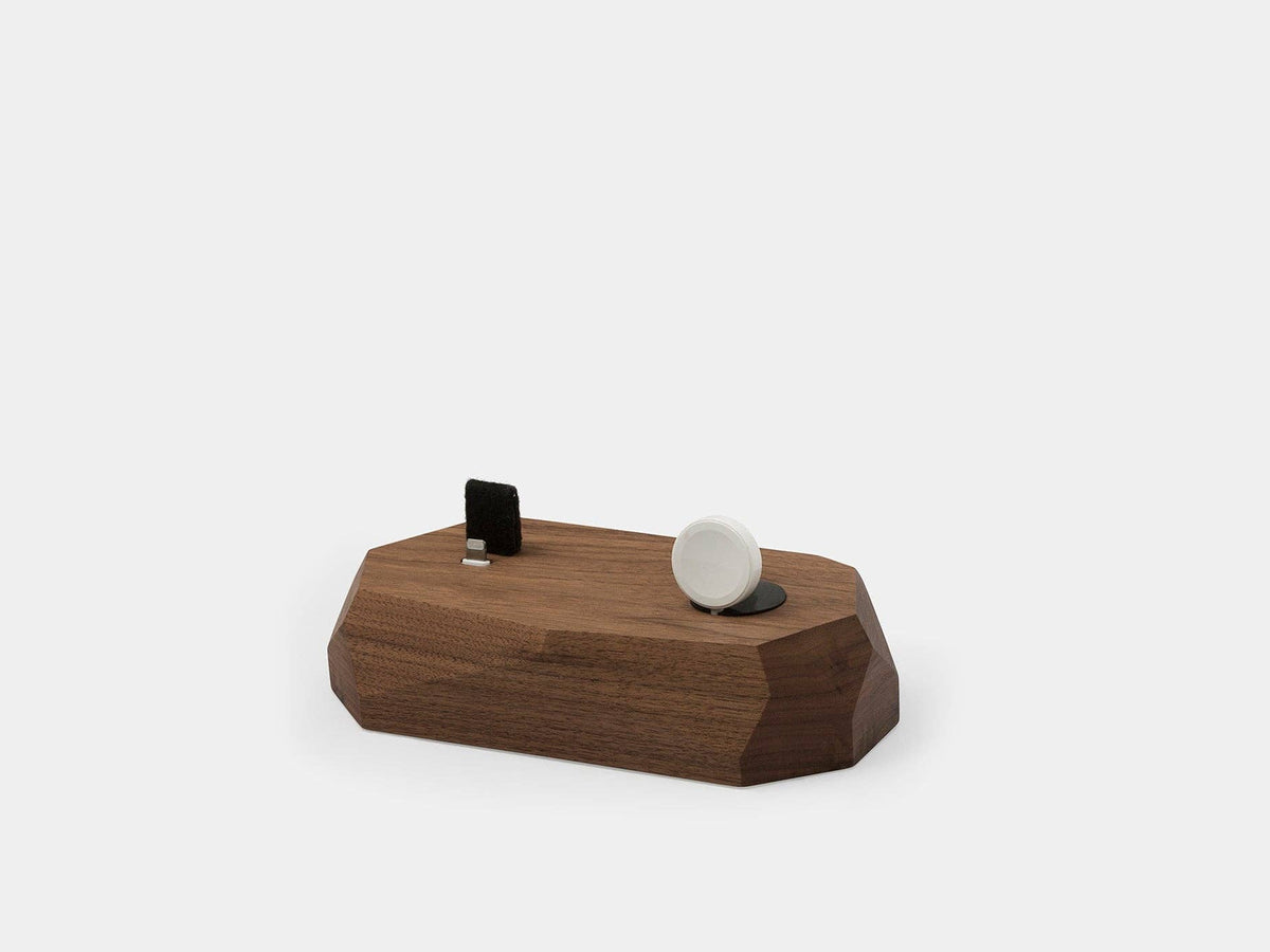 Detail van massief walnotenhout van het Oakywood oplaadstation