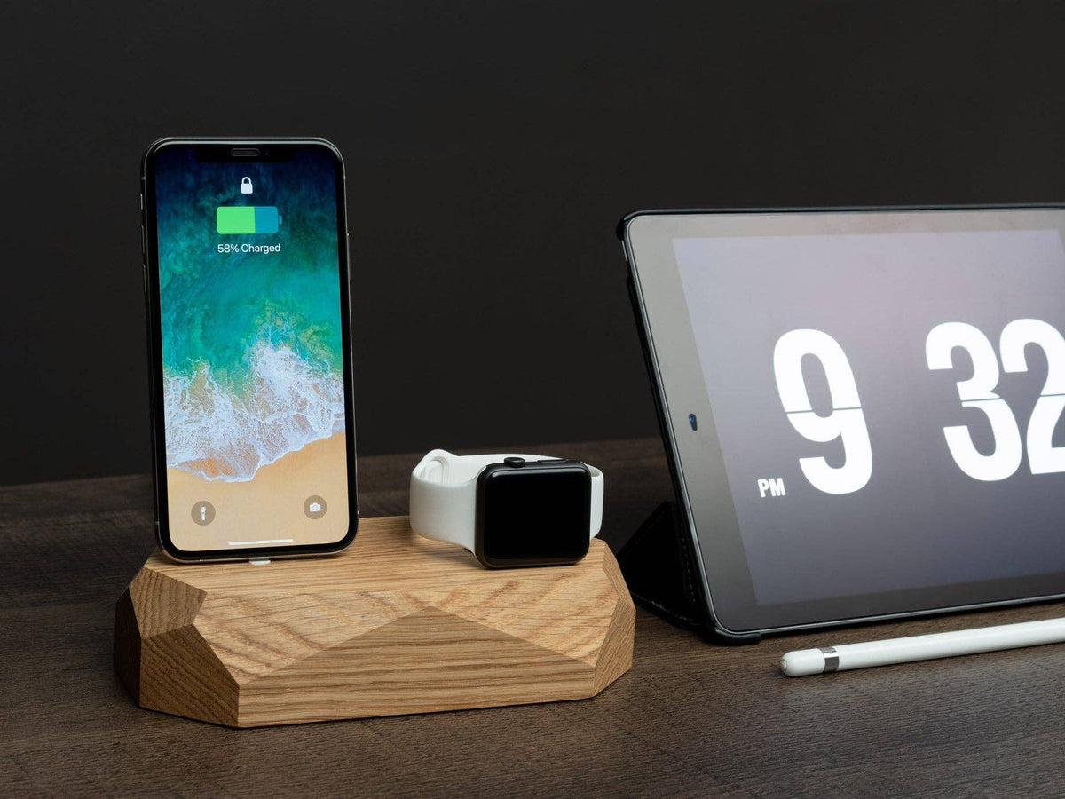 Houten Oakywood oplaadstation voor iPhone en Apple Watch op een rustige werkplek