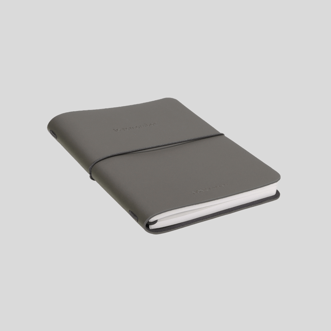 Leren notitieboek hervulbaar M - vegan leather in ash grijs - Notitieboek - The Perfect Desk