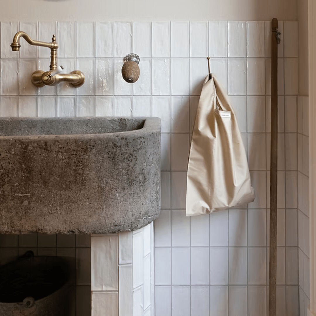 Monkbag - Waterdichte nylon tas 30 × 55 cm – Sand - Tasje - The Perfect Desk