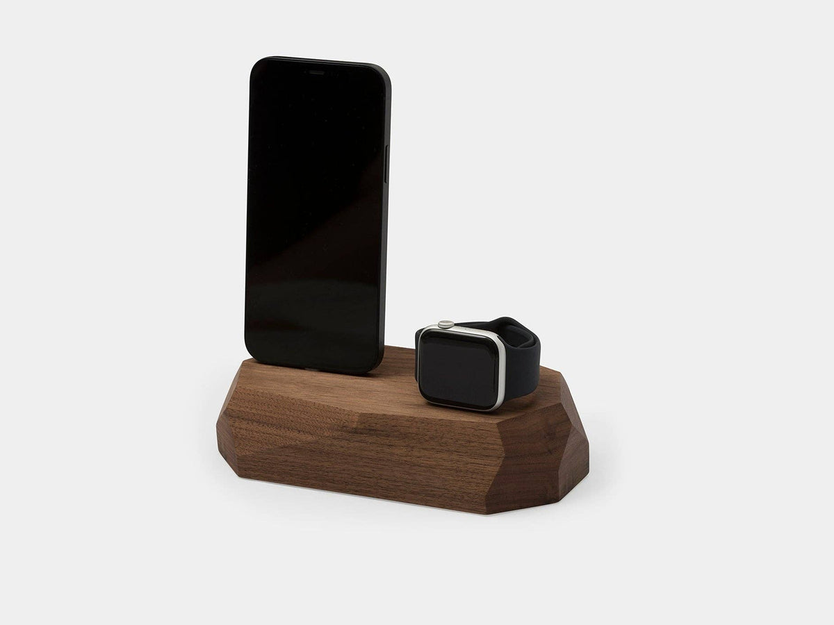 Detail van massief walnotenhout van het Oakywood oplaadstation