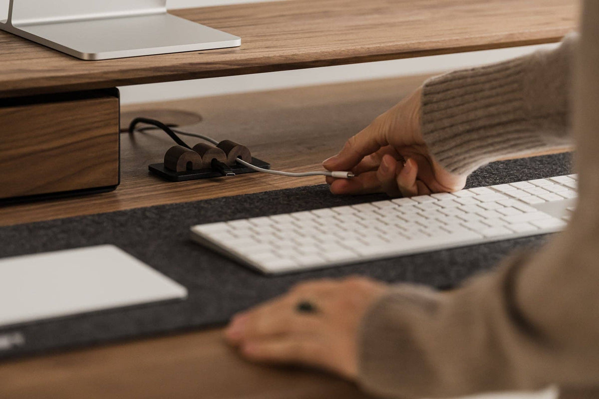 Georganiseerde werkplek met Oakywood laptop standaard en kabel organizer