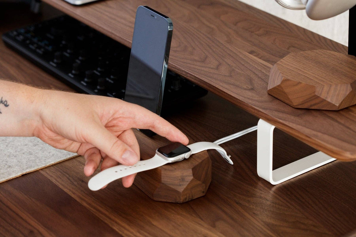Oakywood iPhone dock van walnoot gezien vanaf de zijkant