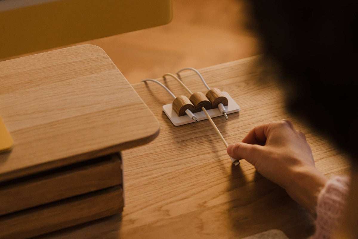 Oakywood kabel organizer van walnoot op een rustige werkplek