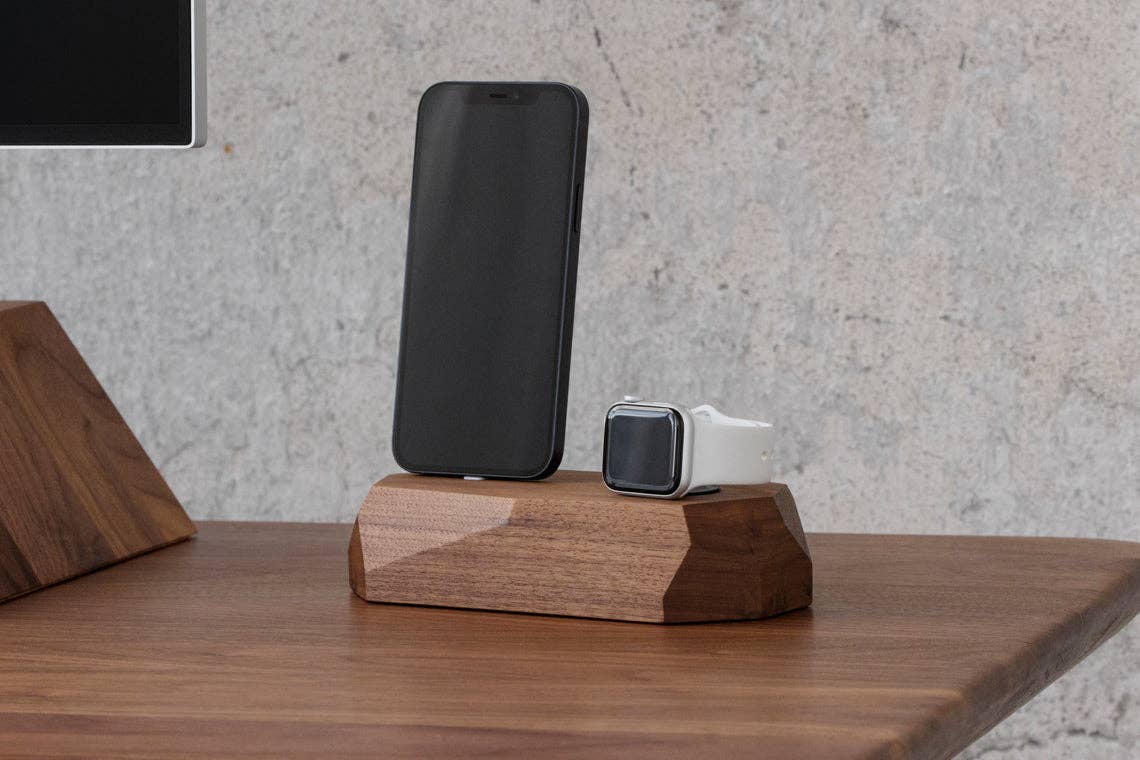Oakywood oplaadstation met iPhone en Apple Watch op een bureau